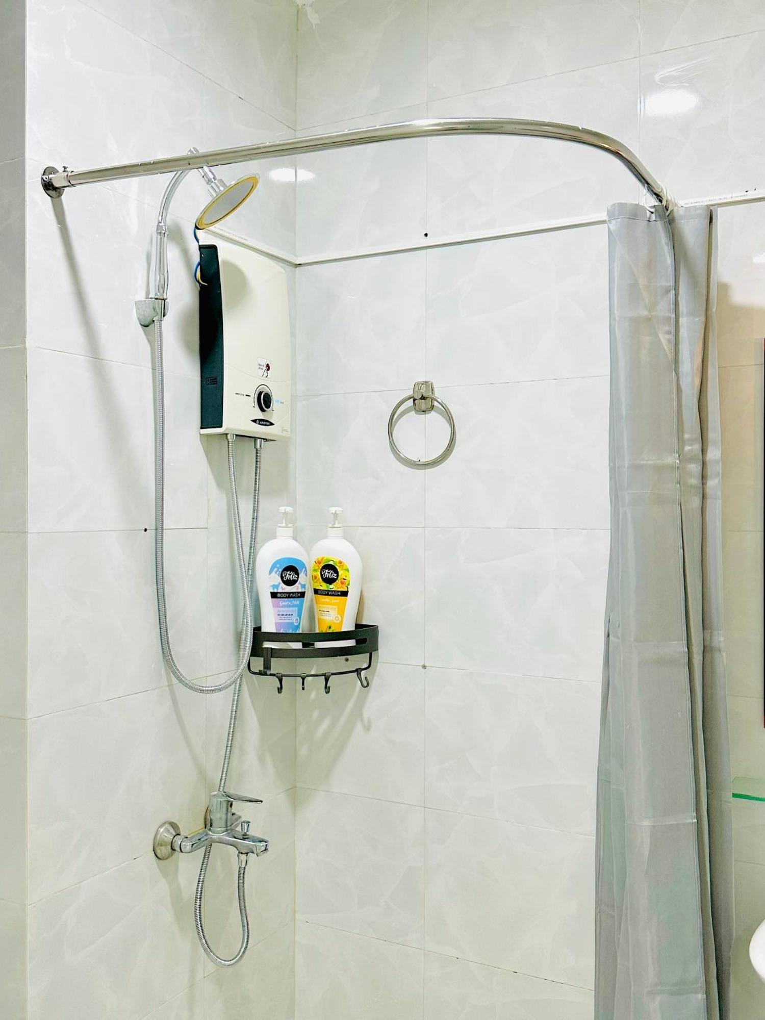 Spacious 1 Bedroom With Balcony *