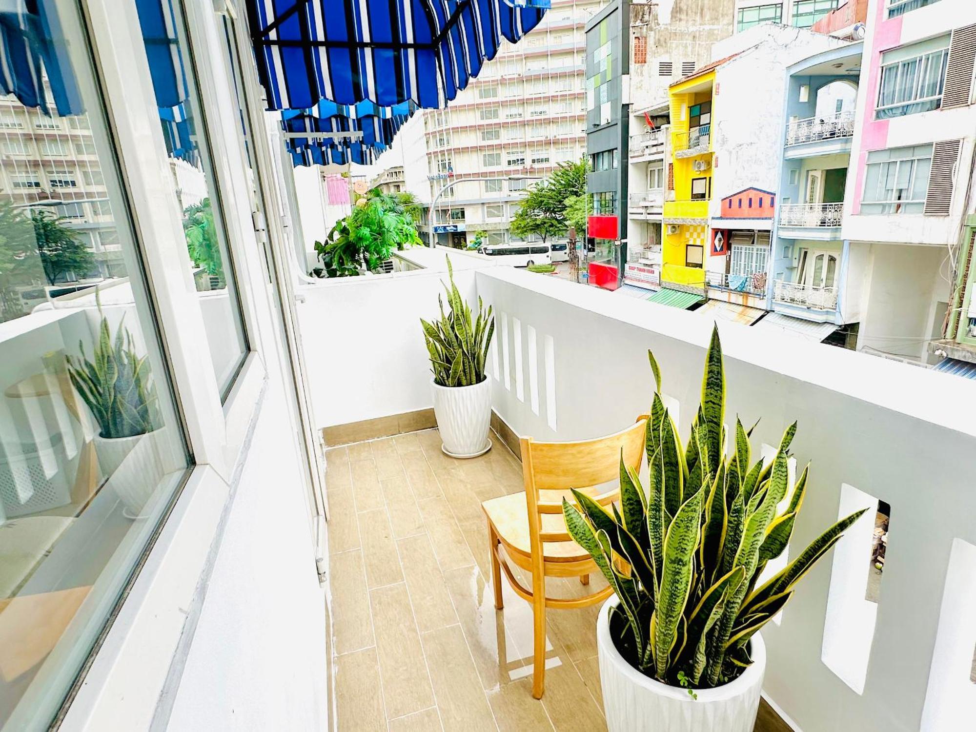 Spacious 1 Bedroom With Balcony * TP. Hồ Chí Minh