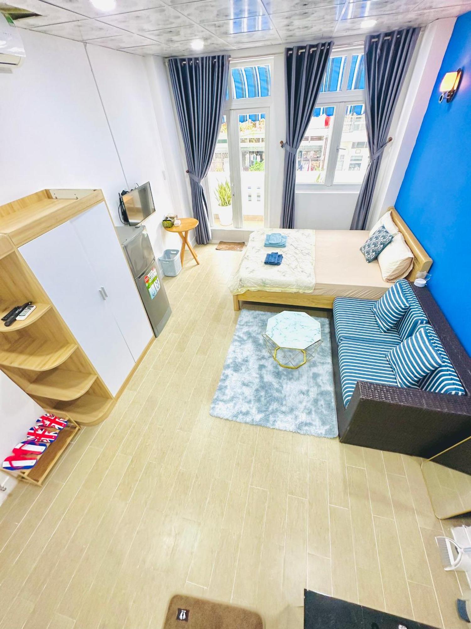 Căn hộ Spacious 1 Bedroom With Balcony